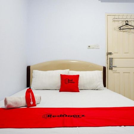 RedDoorz @ Hotel Bravo Pantai Kamali Bau Bau Baubau Bagian luar foto
