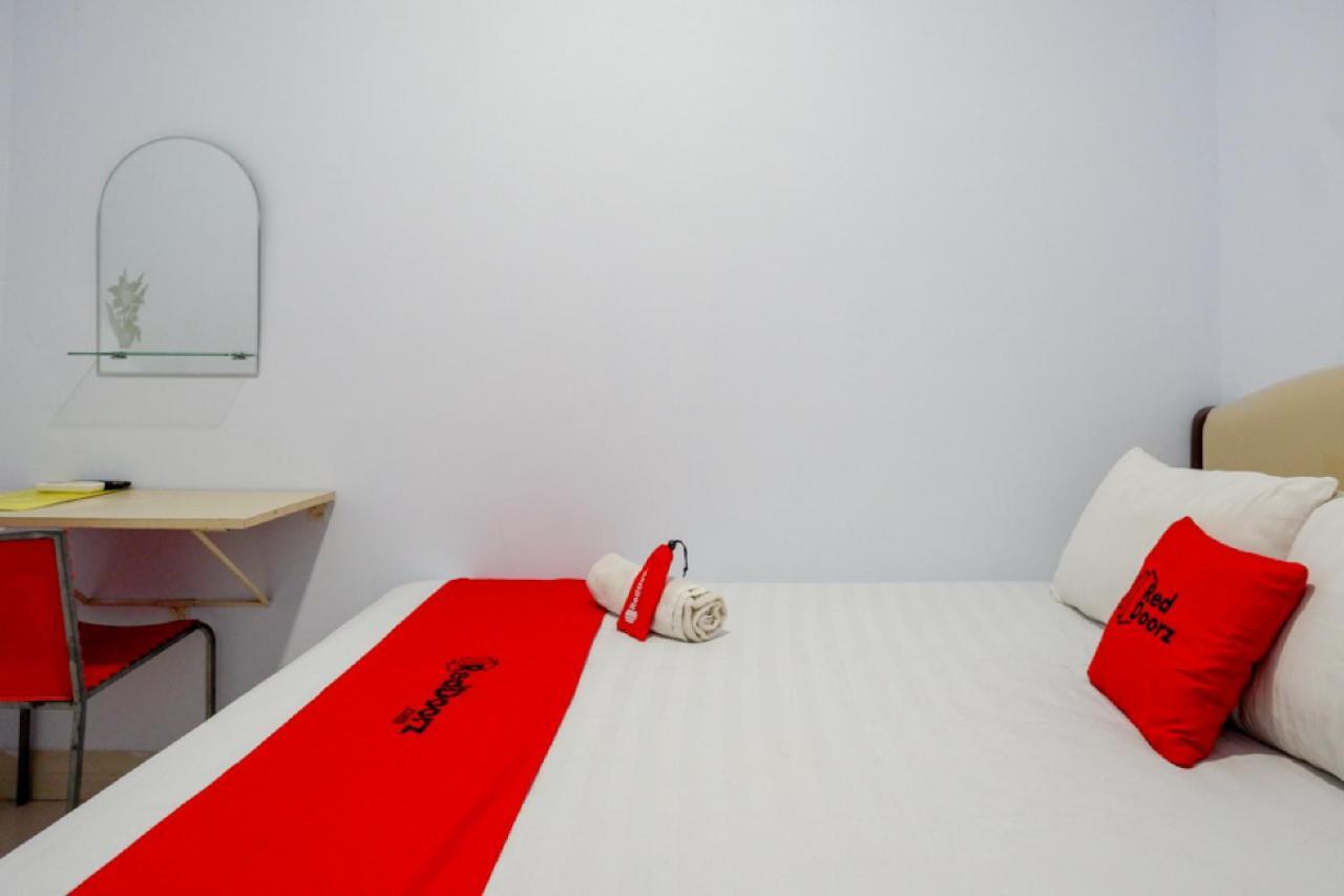 RedDoorz @ Hotel Bravo Pantai Kamali Bau Bau Baubau Bagian luar foto