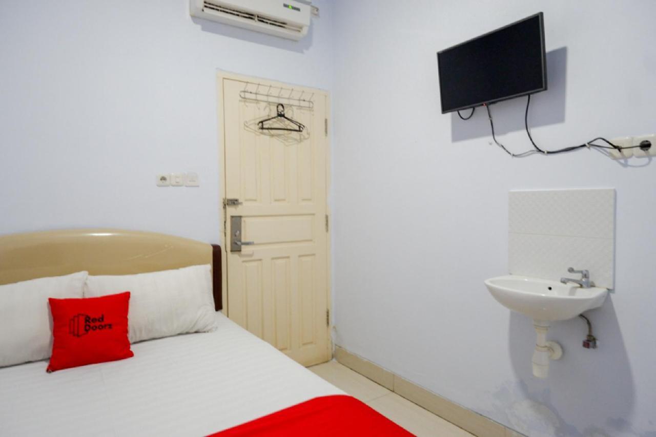 RedDoorz @ Hotel Bravo Pantai Kamali Bau Bau Baubau Bagian luar foto