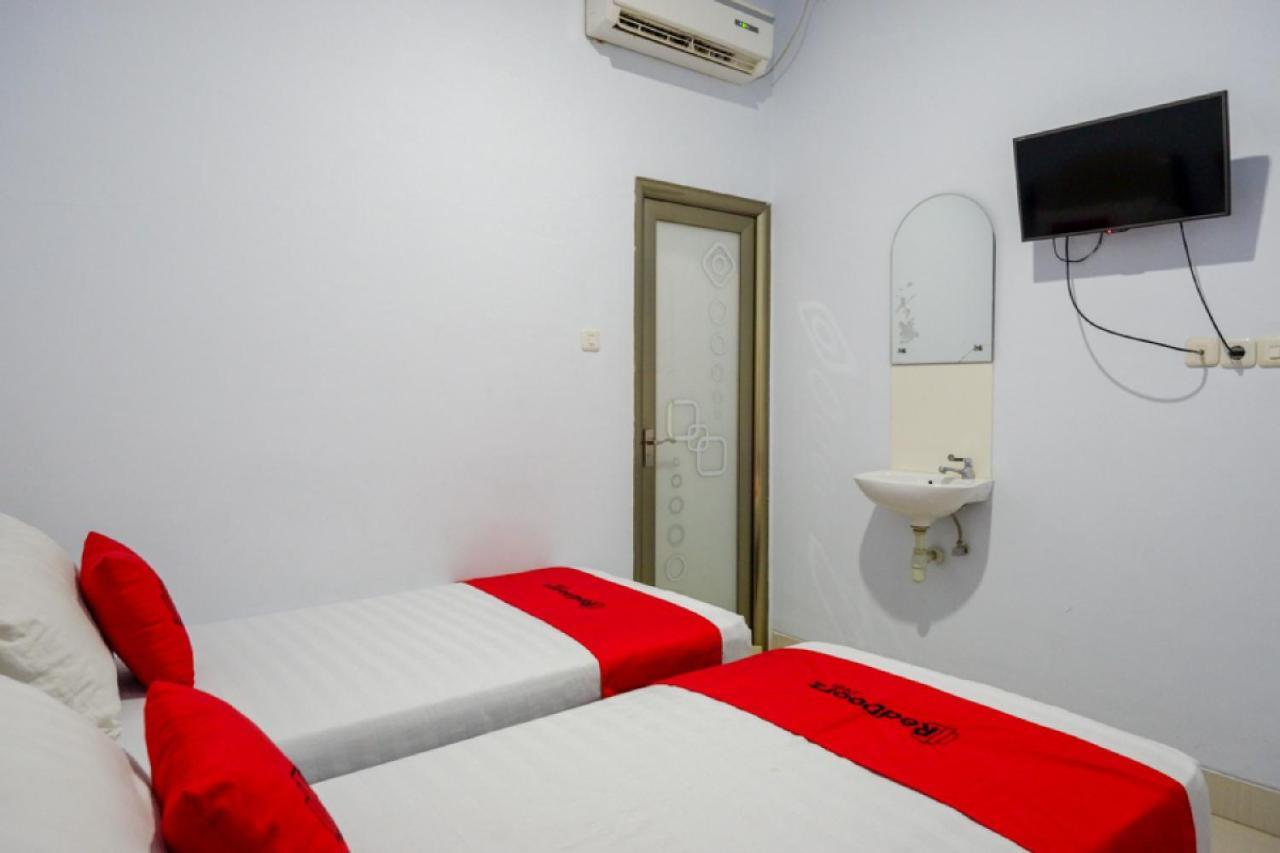 RedDoorz @ Hotel Bravo Pantai Kamali Bau Bau Baubau Bagian luar foto