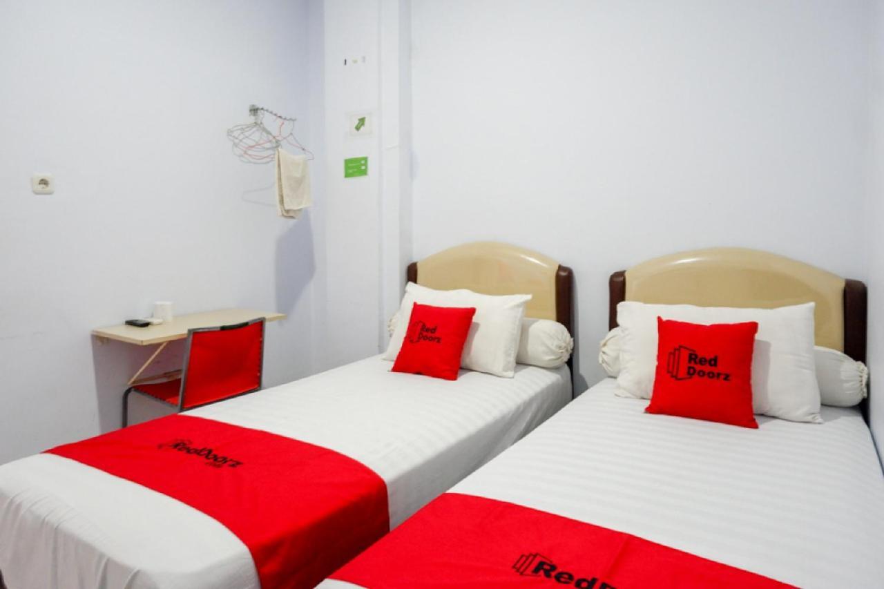 RedDoorz @ Hotel Bravo Pantai Kamali Bau Bau Baubau Bagian luar foto