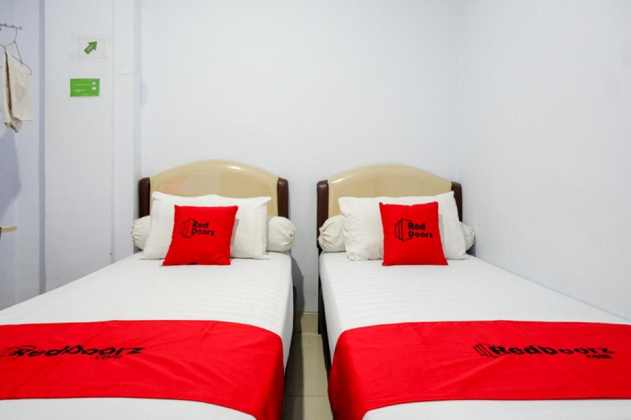 RedDoorz @ Hotel Bravo Pantai Kamali Bau Bau Baubau Bagian luar foto